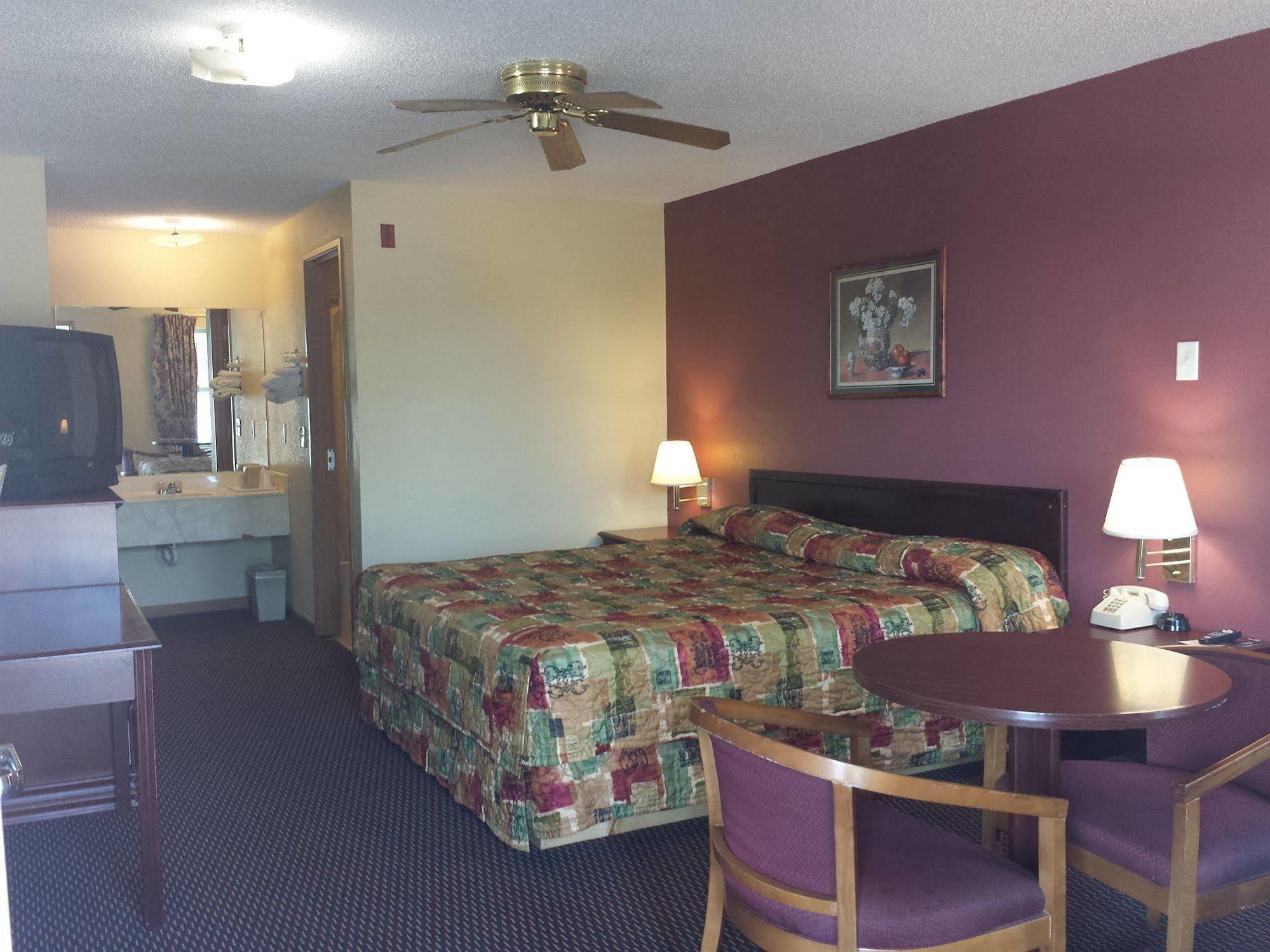 First Western Inn - 페어몬트시티 외부 사진